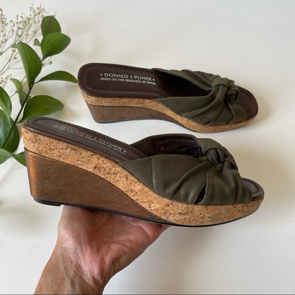 DONALD J PLINER CHARM KNOTTED OPEN TOE WEDGE - Picture 2 of 10